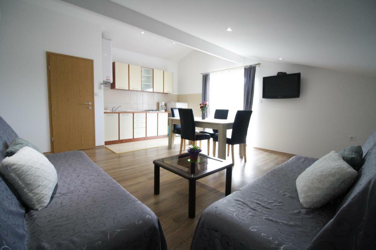 Sebi Apartment 300 M From Beach 로비니 외부 사진