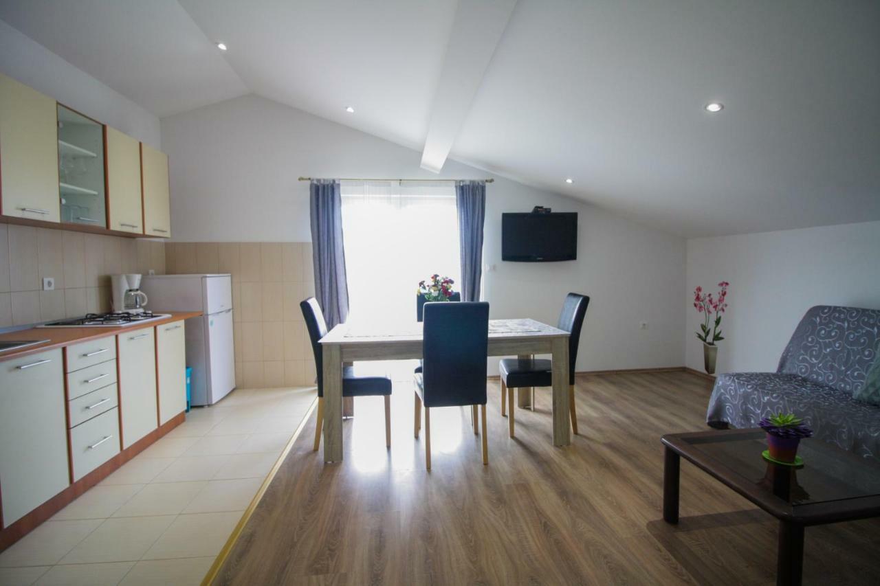 Sebi Apartment 300 M From Beach 로비니 외부 사진