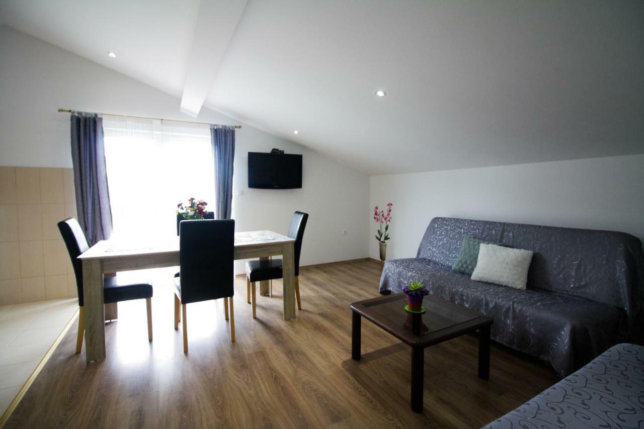 Sebi Apartment 300 M From Beach 로비니 외부 사진